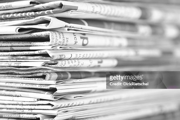 close-up of a pile of newspapers - in the news stockfoto's en -beelden