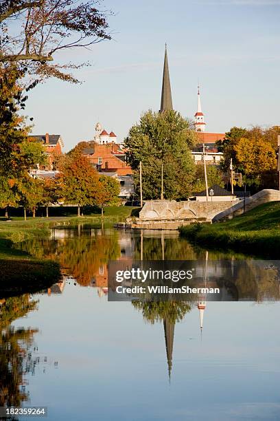 kirchturmspitze reflektionen auf ein herbsttag - frederick stock-fotos und bilder