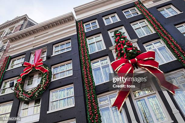 gebäude mit weihnachtsdekoration (xxl - amsterdam noel stock-fotos und bilder