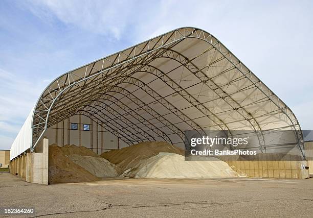 road/highway salt structure de stockage - sel de voirie photos et images de collection