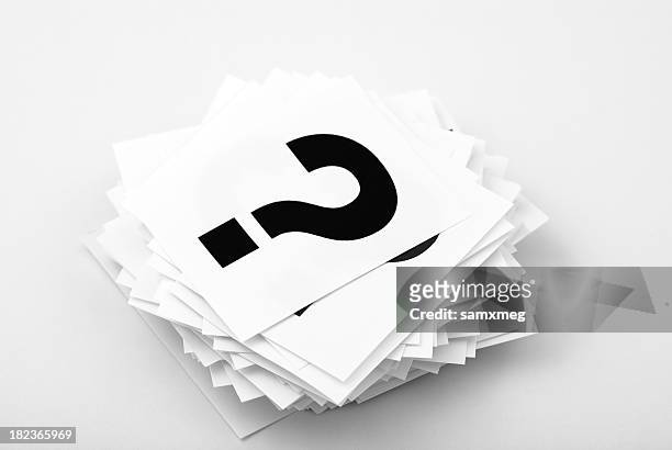 a stack of white cards with black question marks - duitse mark stockfoto's en -beelden