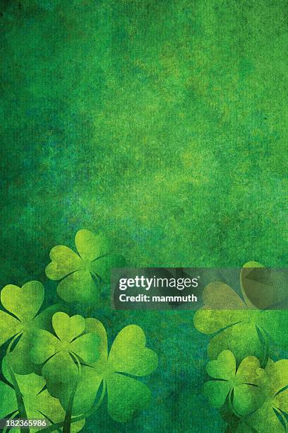 grunge hintergrund mit vierblättrige kleeblätter - struktureffekt stock-grafiken, -clipart, -cartoons und -symbole