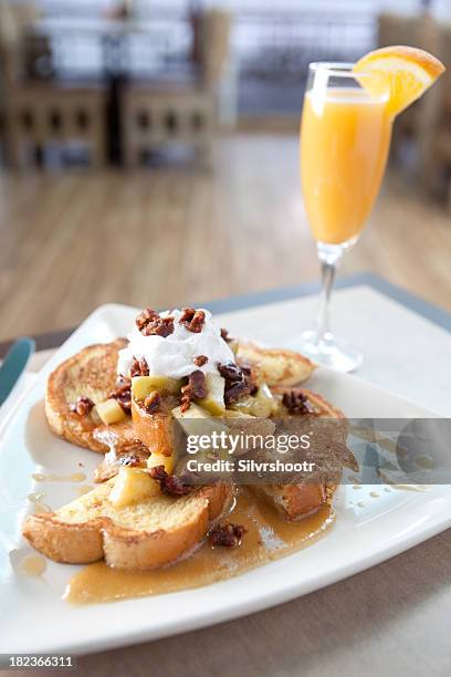 french toast with apple chutney and pecans - pain perdu stockfoto's en -beelden