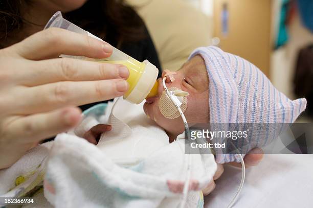 preemie de alimentación - neonatal intensive care unit fotografías e imágenes de stock