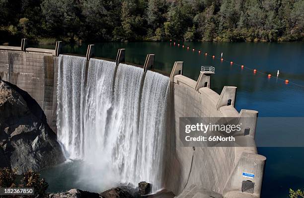 reserva de agua de la presa de pared de hormigón rocks completo de falta de agua potable - energía hidroeléctrica fotografías e imágenes de stock