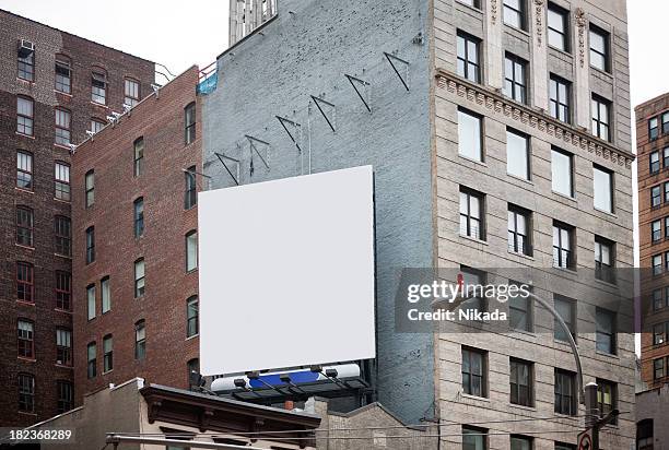 cartelera en la ciudad de nueva york - big city fotografías e imágenes de stock