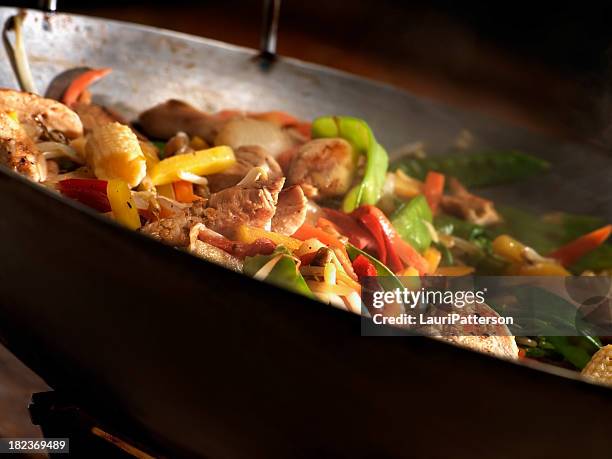 chicken and vegetable stir fry - wok stockfoto's en -beelden