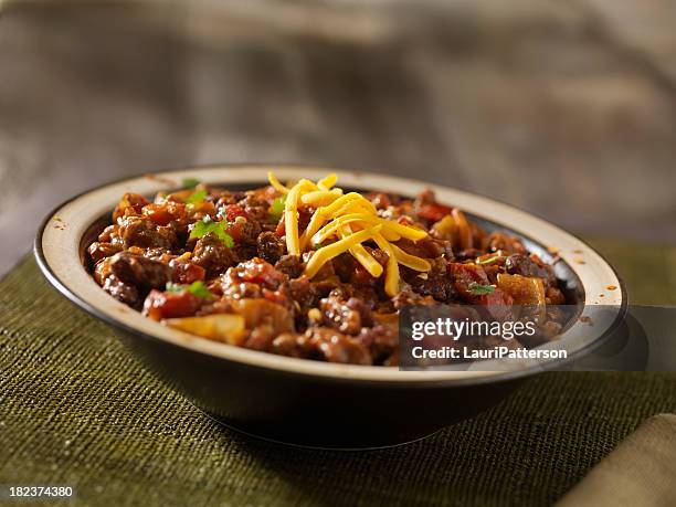 chili with beans and cheddar cheese - chili con carne stockfoto's en -beelden
