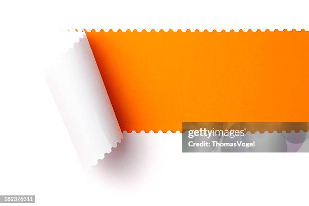 zerrissen papier. discovery entstehung zerreißen perforierte hochgekrempelte hintergrund - durchlocht stock-fotos und bilder