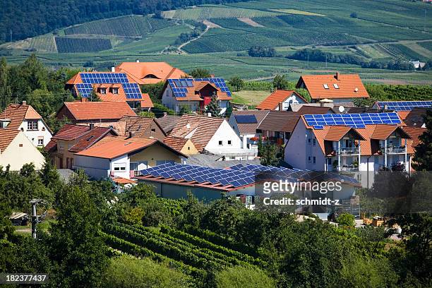 village mit solar-panel häuser - village stock-fotos und bilder