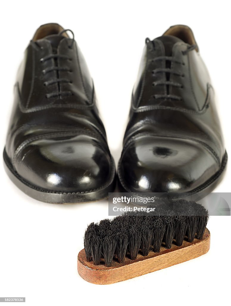 Nero con pennello di lucidatura scarpe