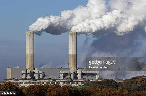 zwei smokestacks einer power plant - schornstein stock-fotos und bilder