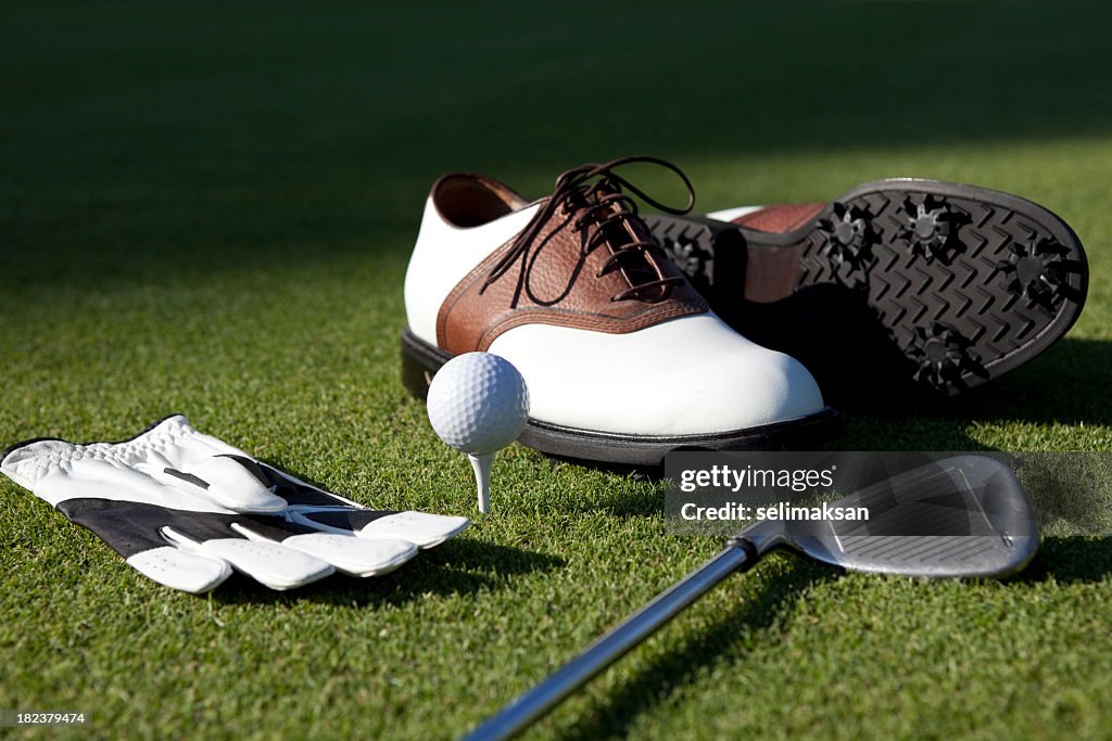 Golf des chaussures, gants, balles, Club sur gazon vert