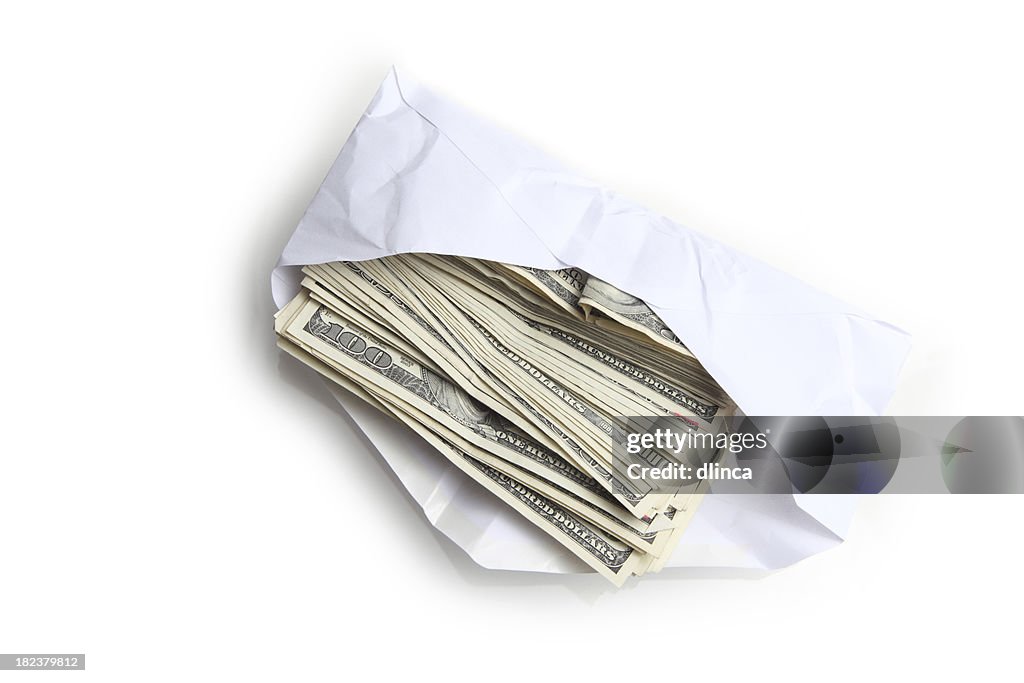 Envelope com pilha de notas de cem dólares