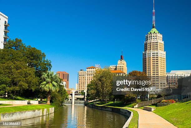 skyline der innenstadt von san antonio und den riverwalk. - san antonio stock-fotos und bilder