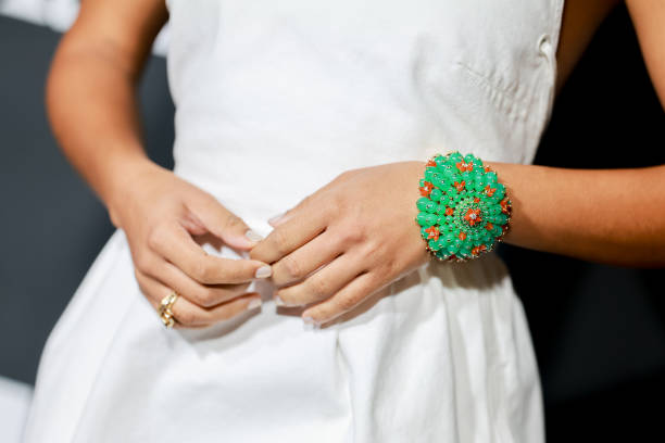 Verão 2024: melhores acessórios da temporada Yara Shahidi, jewelry detail attends the Women in Film Presents 2023 WIF Honors at The Ray Dolby Ballroom on November 30, 2023 in Hollywood,...