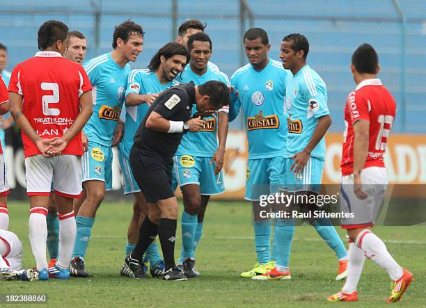 Player of Sporting Cristal discusses with the referee during a match between Sporting Cristal and Union Comercio as part of the Torneo...