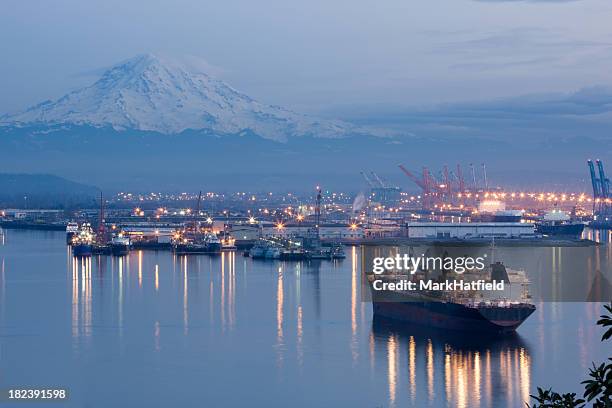 hafen von tacoma mit mount rainier im hintergrund. - washington state stock-fotos und bilder