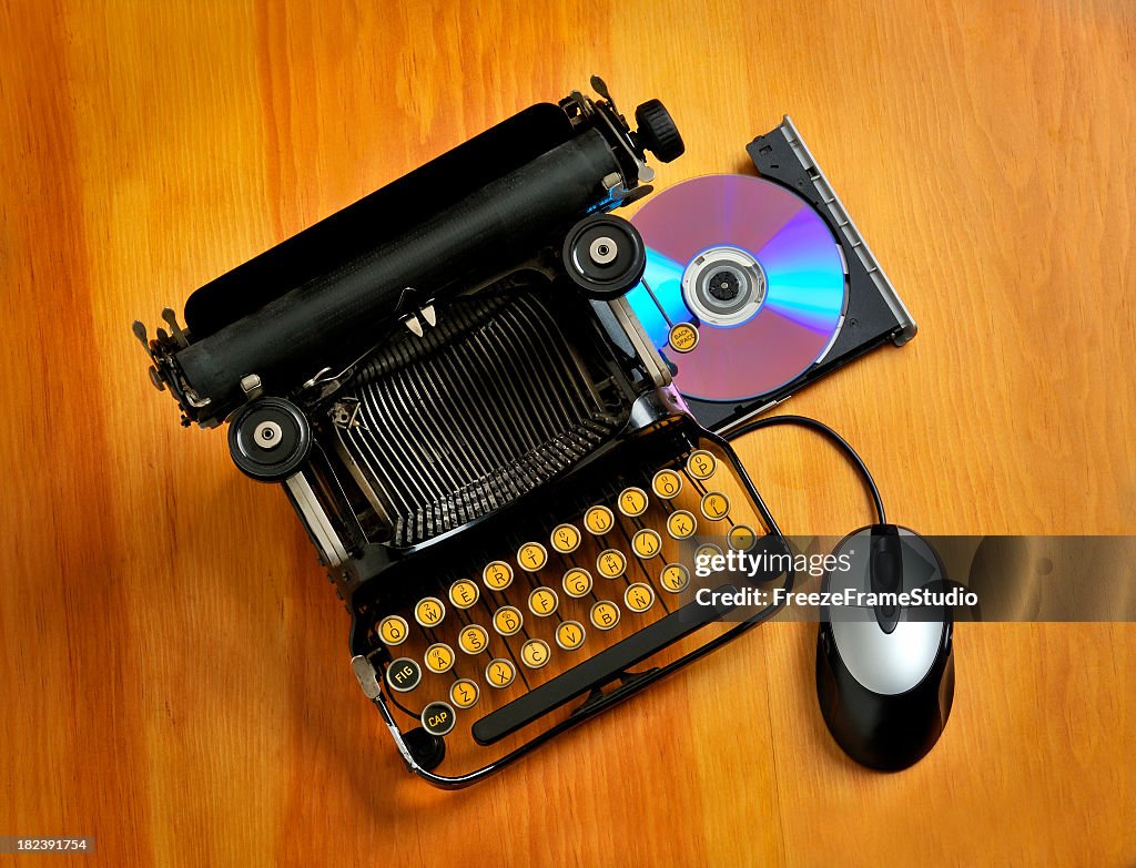 Moderne gegen Alte-Welt-Technologie, klassische Schreibmaschine mit cd-Kommode