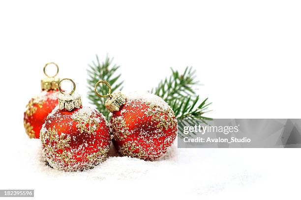 bola de navidad rojo - twig fotografías e imágenes de stock