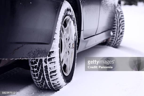 auto reifen im schnee - autoreifen natur stock-fotos und bilder