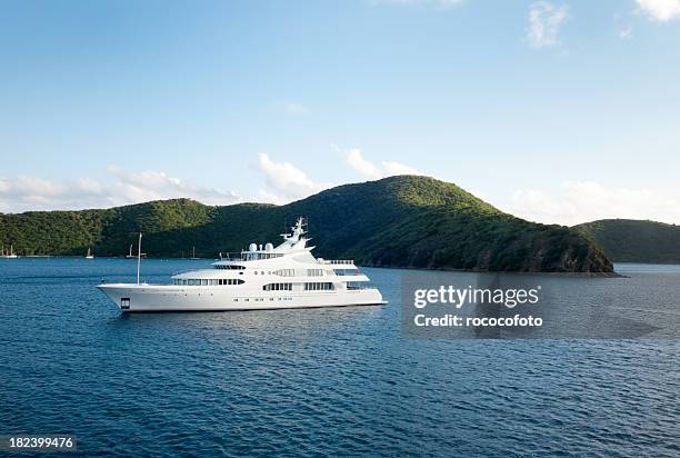 mega yacht in der nähe der insel - segeljacht stock-fotos und bilder