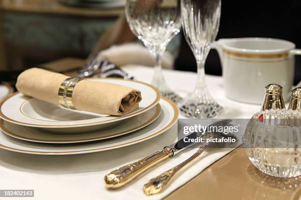 decorato tavolo da pranzo - fine dining foto e immagini stock