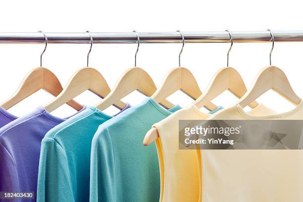 produtos roupas, camisas pendurado no cabide rack vitrine de varejo - coathanger - fotografias e filmes do acervo