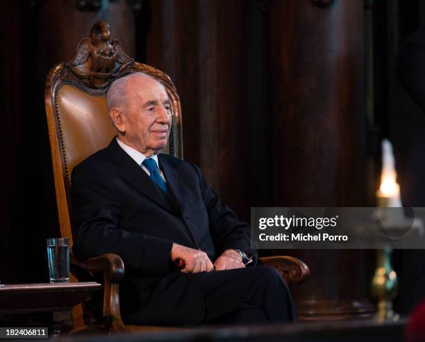 Israeli President Shimon Peres visits the Portuguese Synagogue on September 29, 2013 in Amsterdam, Netherlands. Peres is on an official four day...