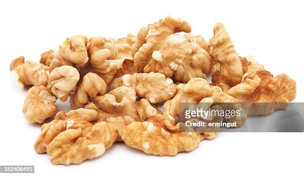 grupo de nueces aislado en blanco - walnut fotografías e imágenes de stock