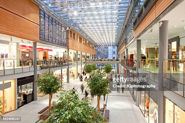 elegante shopping mall - shoppingcenter stock-fotos und bilder