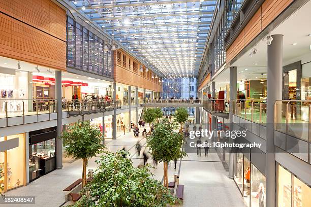 elegant shopping mall - megawinkel stockfoto's en -beelden