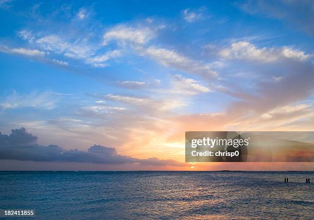 tropischer sonnenuntergang - beach tropical deserted blue sky stock-fotos und bilder