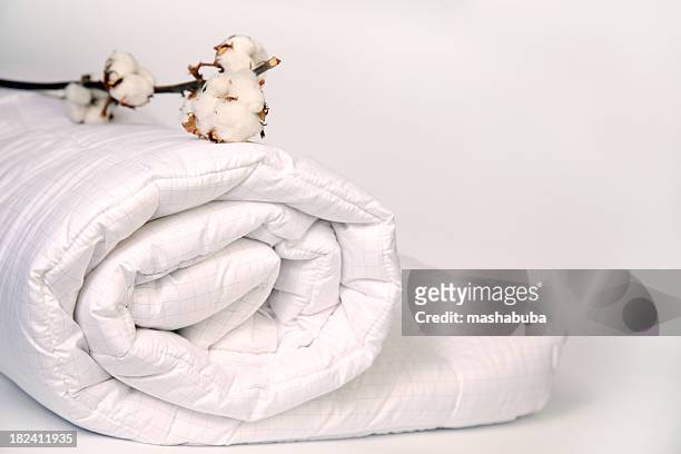 baumwolle auf bettdecke. - bedclothes stock-fotos und bilder