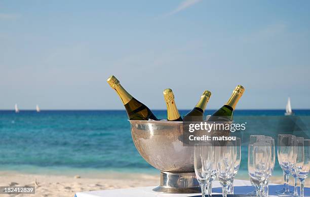 champagner am strand. - ice bucket stock-fotos und bilder