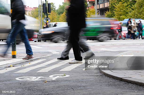 menschen-kreuzung straße motion blur - verkehrsteilnehmer stock-fotos und bilder
