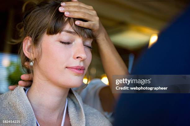 masaje de cabeza - head massage fotografías e imágenes de stock