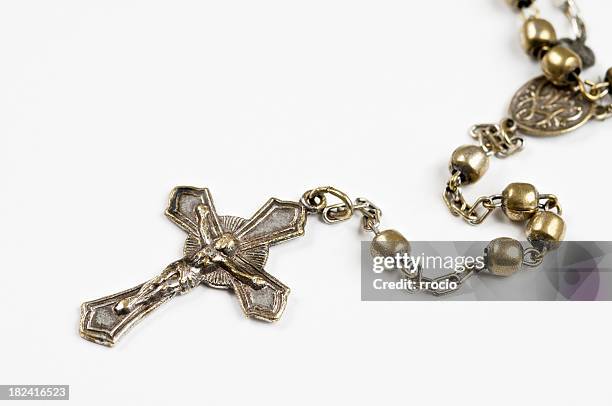gold katholische rosenkranz auf weißem hintergrund - gebetskette stock-fotos und bilder