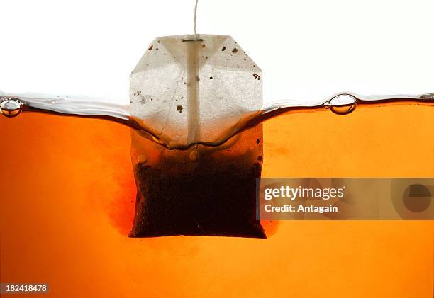 teebeutel in heißes wasser - tea bags stock-fotos und bilder