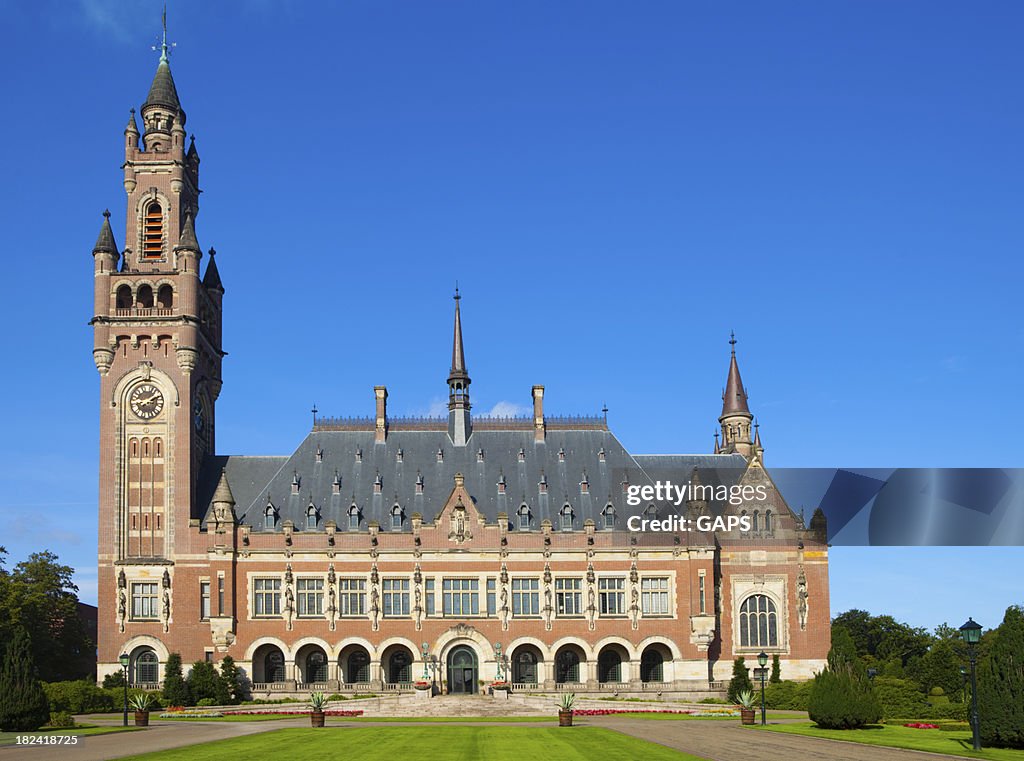 Außenansicht von Den Haag den Friedenspalast gegen einen blauen Himmel