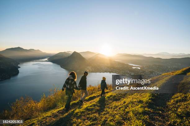 family enjoys time together on mountain top - pure stockfoto's en -beelden