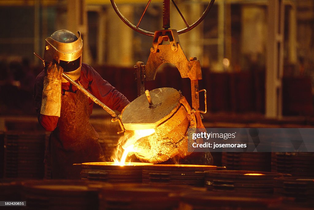 Hombre trabajando en una fundición