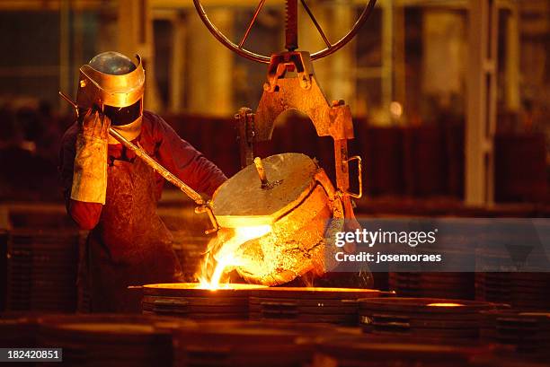 hombre trabajando en una fundición - molde fotografías e imágenes de stock