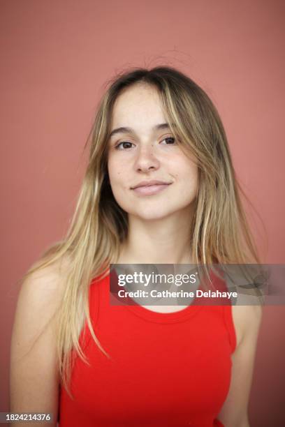 portrait of a beautiful 18 year old young woman in front of a pink background - jeunes filles photos et images de collection