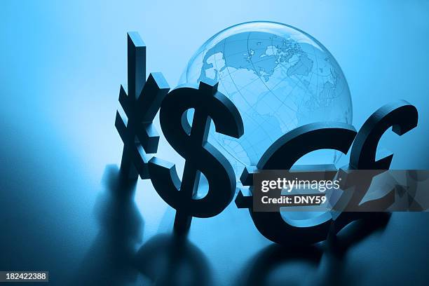 währungssymbole surround globe auf blauem hintergrund - currency symbols stock-fotos und bilder