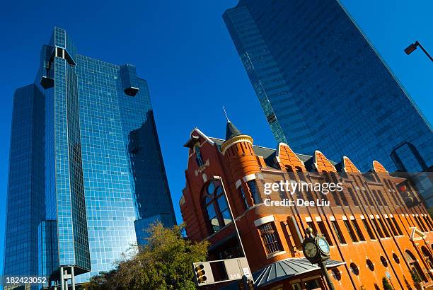 old vs. nuevo: edificios de la ciudad de fort worth y del histórico edificio de vidrio - fort worth fotografías e imágenes de stock