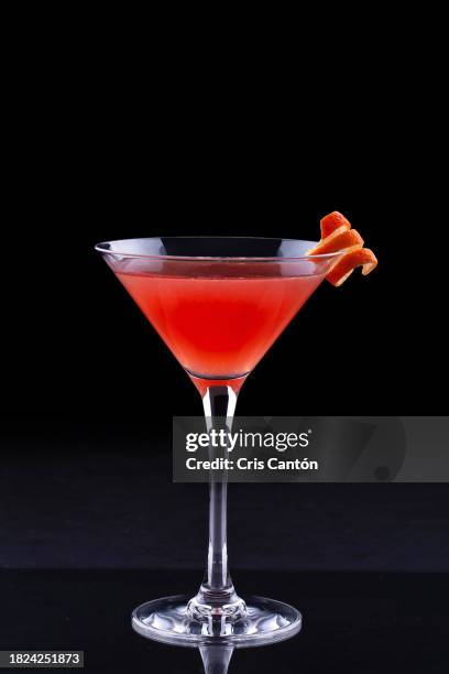 front view of cosmopolitan cocktail - vaso de martini fotografías e imágenes de stock
