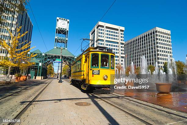 der main street trolley in memphis, tn - memphis stock-fotos und bilder