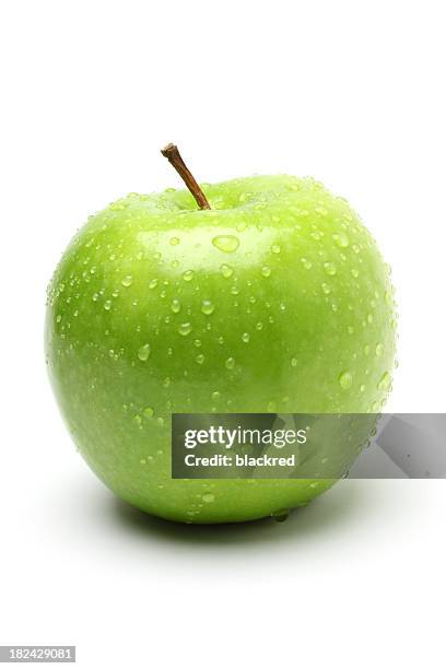 grüner apfel mit mit tropfenmuster - apfel freisteller stock-fotos und bilder