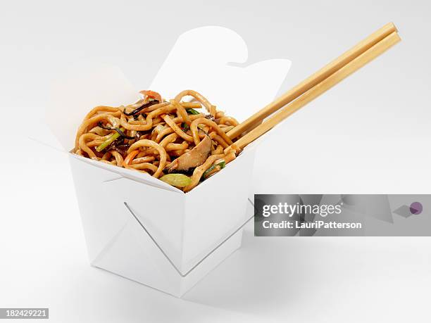chinese shanghai noodles with chopsticks - aziatische-noedels stockfoto's en -beelden